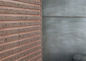 Farget fasadeelement med gr&aring; kontrast