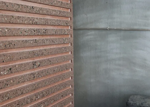 Farget fasadeelement med gr&aring; kontrast